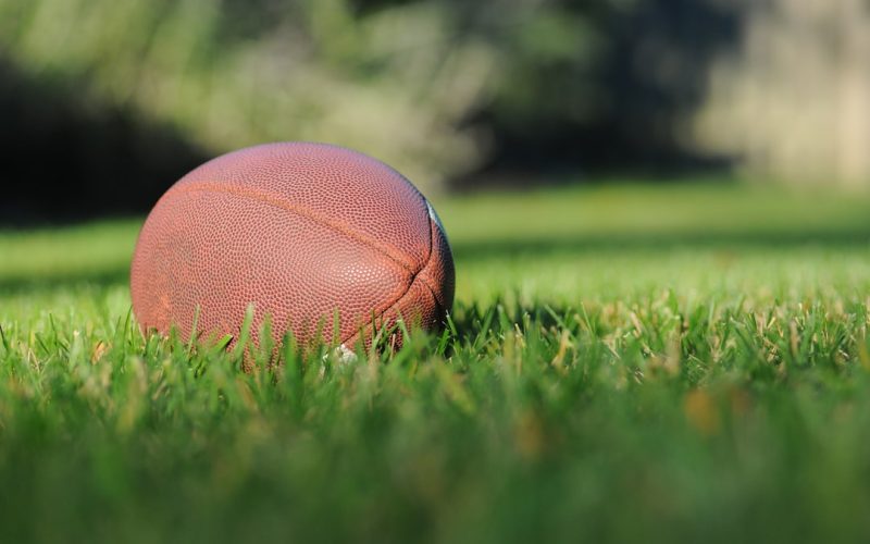 Skillnaden mellan amerikansk fotboll och rugby: En jämförelse av två populära bollsporter