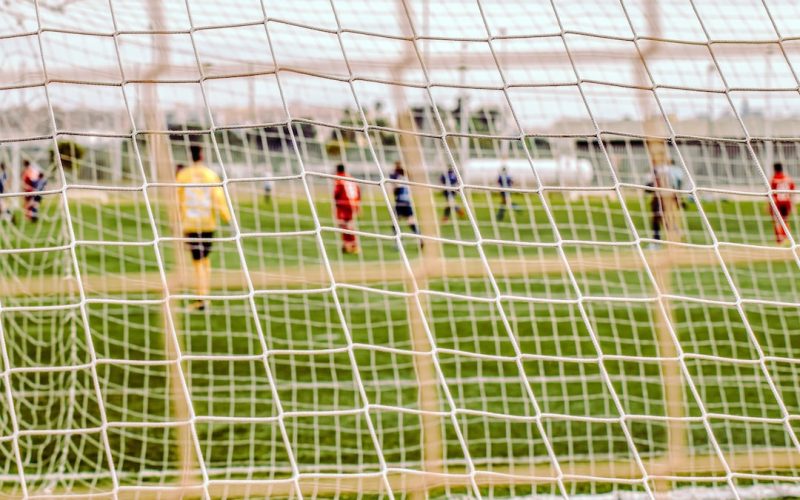 Hur spelar man fotboll: En introduktion till spelets grundläggande tekniker och regler