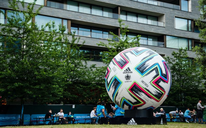 Fotbolls-EM idag: Spännande matcher och förväntade resultat